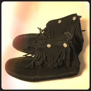 Minnentonka Suede Zip Back Fringe Booties